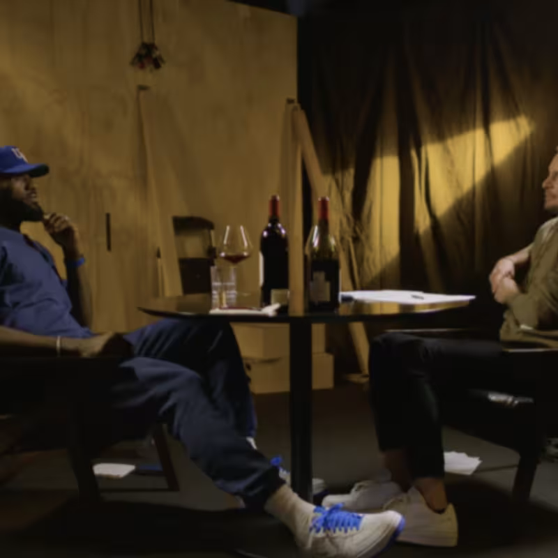 JJ Redick, junto a LeBron James en el podcast que comparten. 