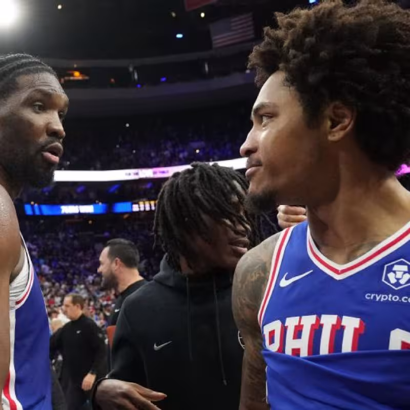 Joel Embiid y Kelly Oubre