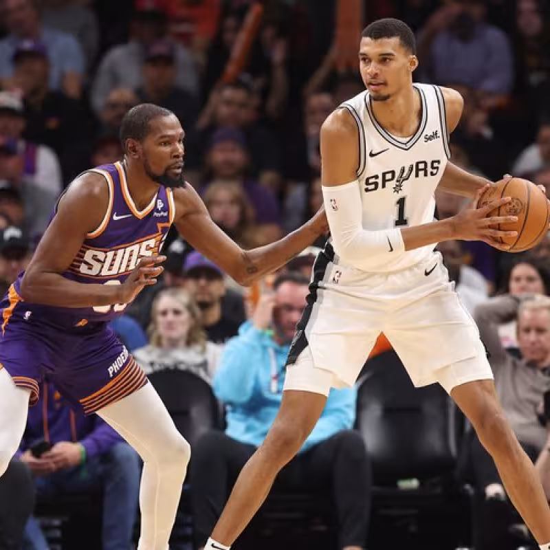 Victor Wembanyama, defendido por Kevin Durant