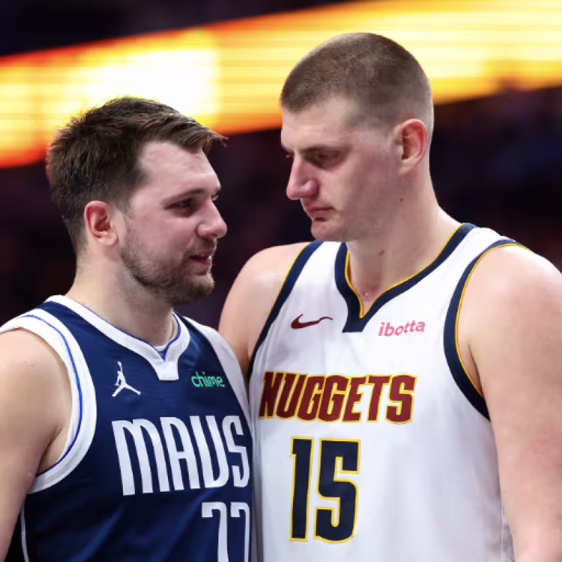 Luka Doncic, junto a Nikola Jokic. 