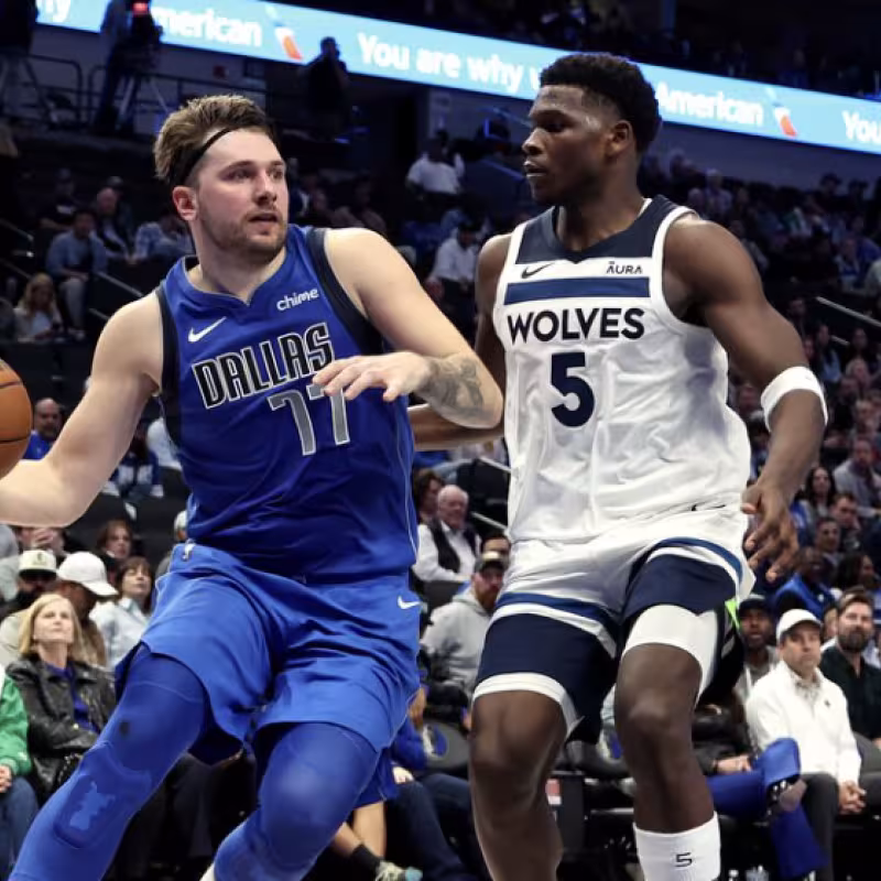 Luka Doncic vs. Anthony Edwards en un Mavs-Wolves. 