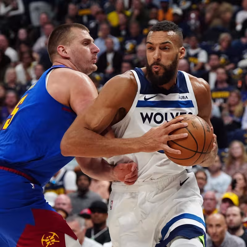 Rudy Gobert, defendido por Nikola Jokic