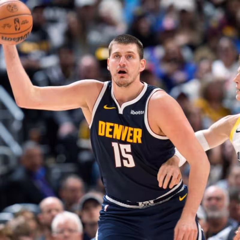 Nikola Jokic, defendido por Lauri Markkanen
