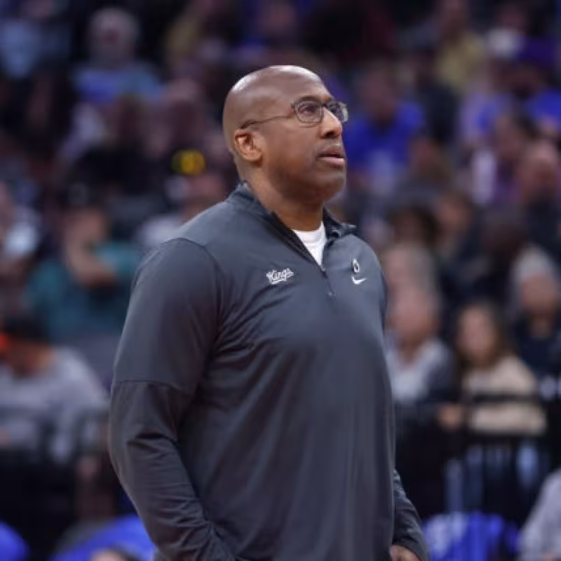 Mike Brown, entrenador de Sacramento Kings.