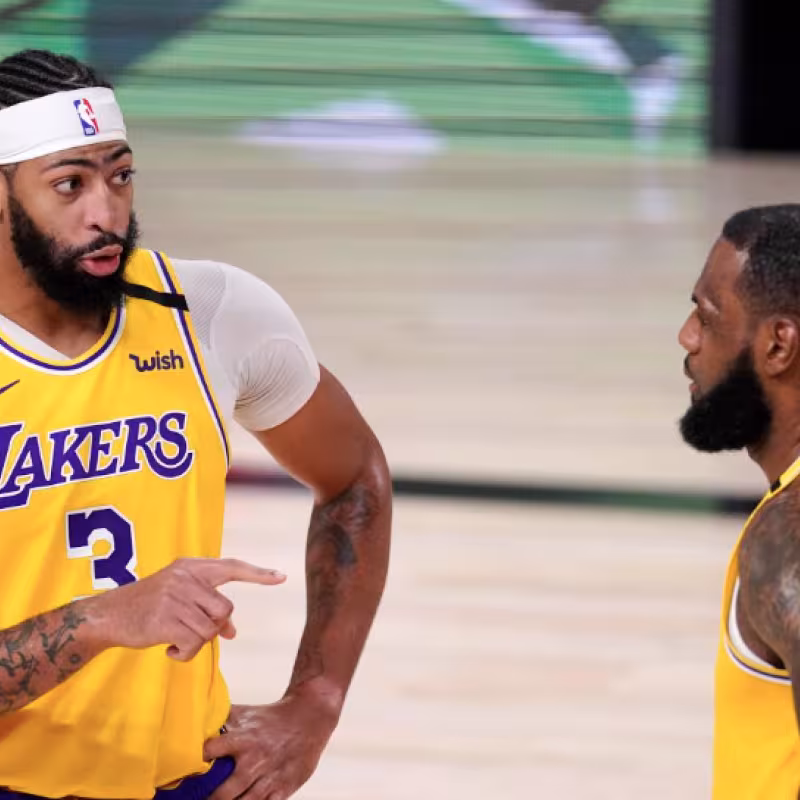 Anthony Davis, estrella de Los Angeles Lakers, junto a LeBron James.