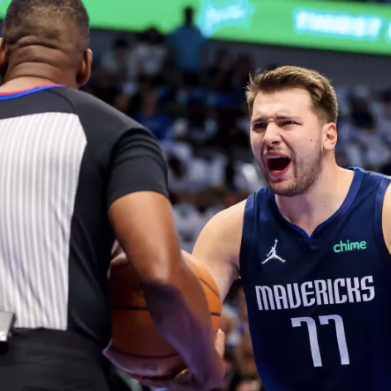 Luka Doncic, quejándose ante un colegiado.