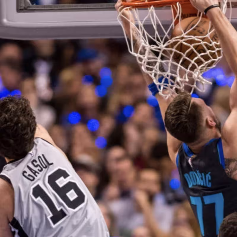 Luka Doncic hace un mate ante Pau Gasol.