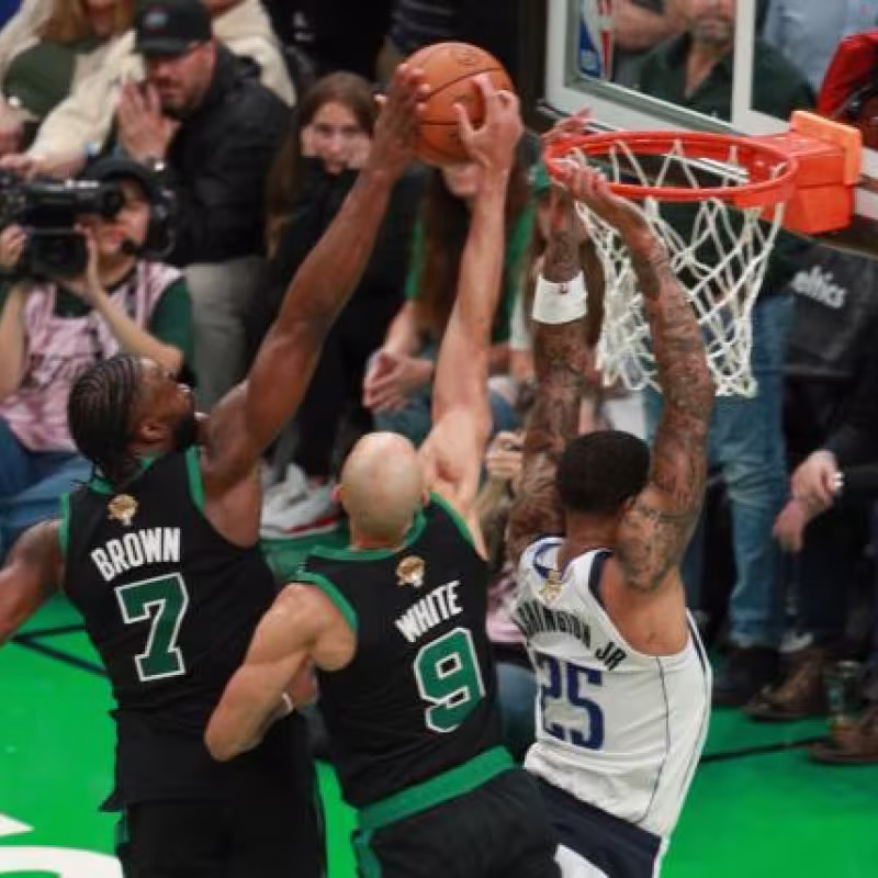 Jaylen Brown y Derrick White, taponando a PJ Washington