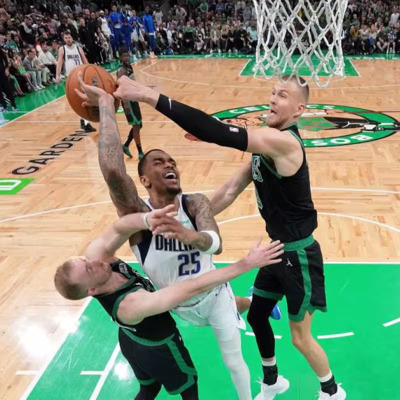 Kristaps Porzingis, taponando a PJ Washington