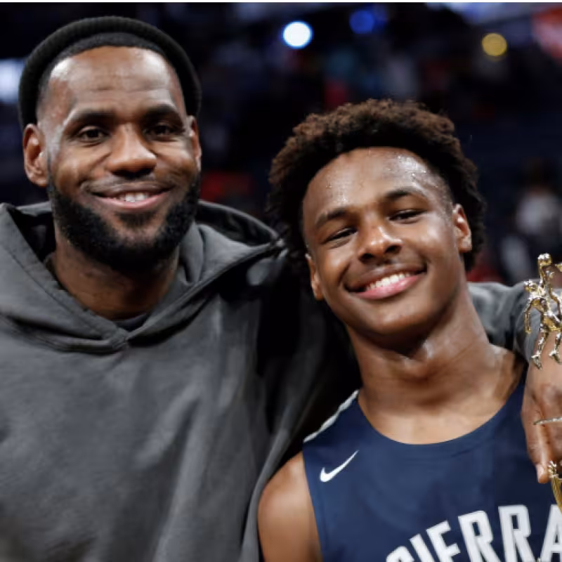 LeBron James y Bronny James, jugadores de Los Angeles Lakers. 