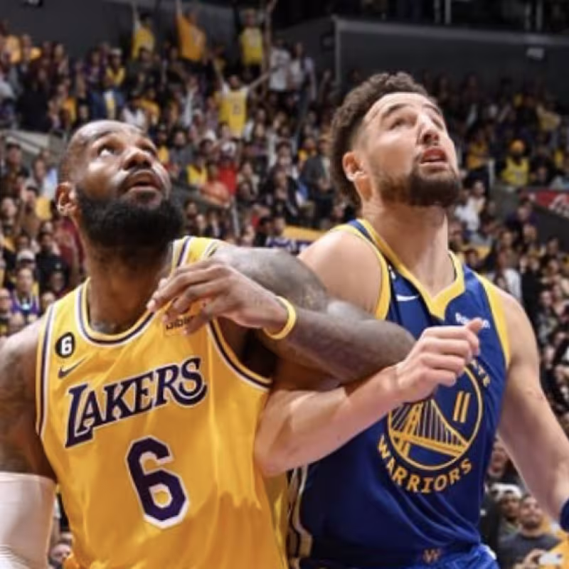 LeBron James y Klay Thompson, estrellas NBA.