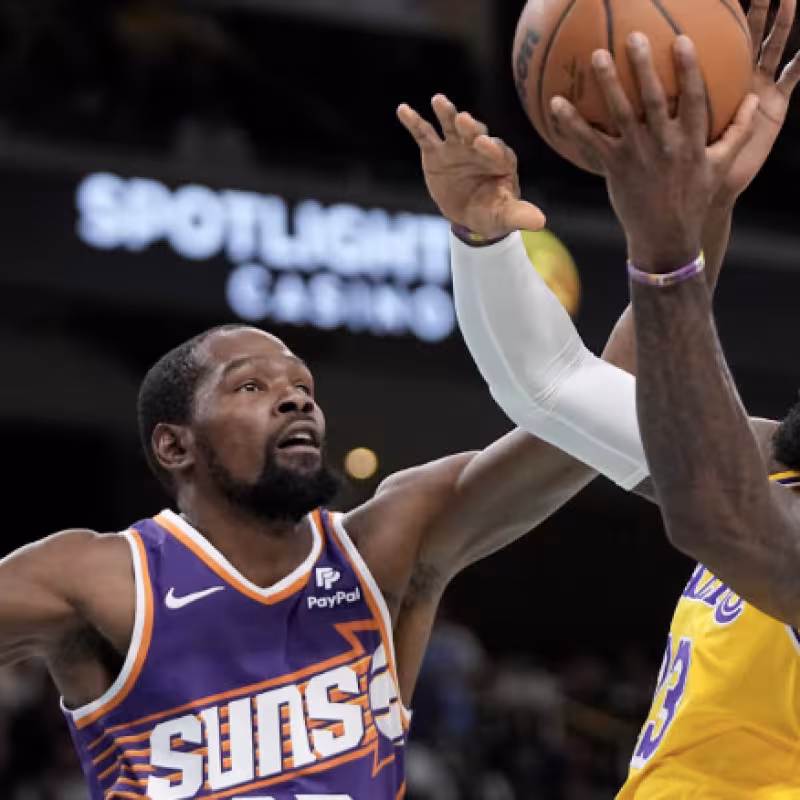 LeBron James vs Kevin Durant en un Lakers - Suns. 