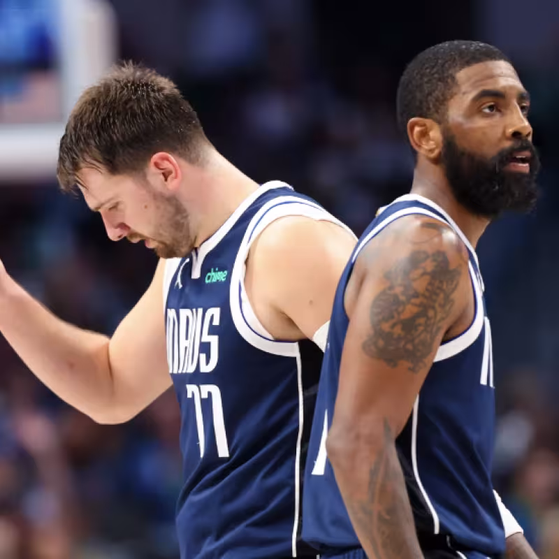 Luka Doncic y Kyrie Irving, estrellas de Dallas Mavericks. 
