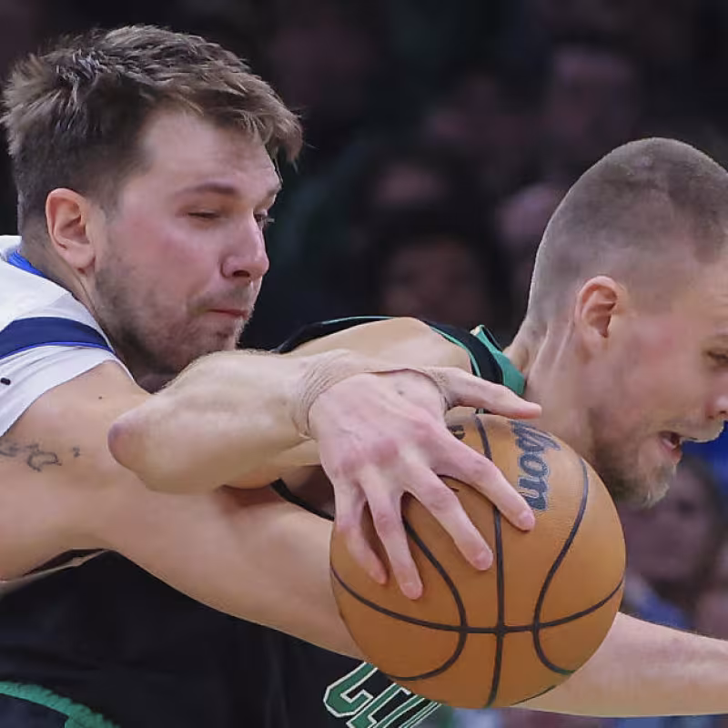 Luka Doncic y Kristaps Porzingis, luchando por un balón