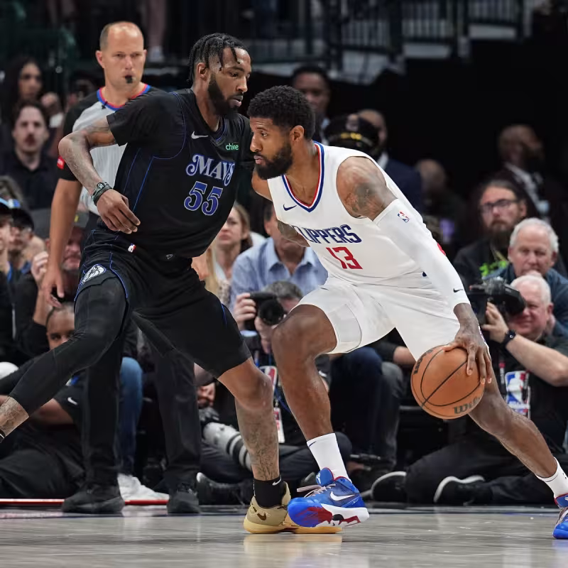 Paul George, defendido por Derrick Jones Jr.