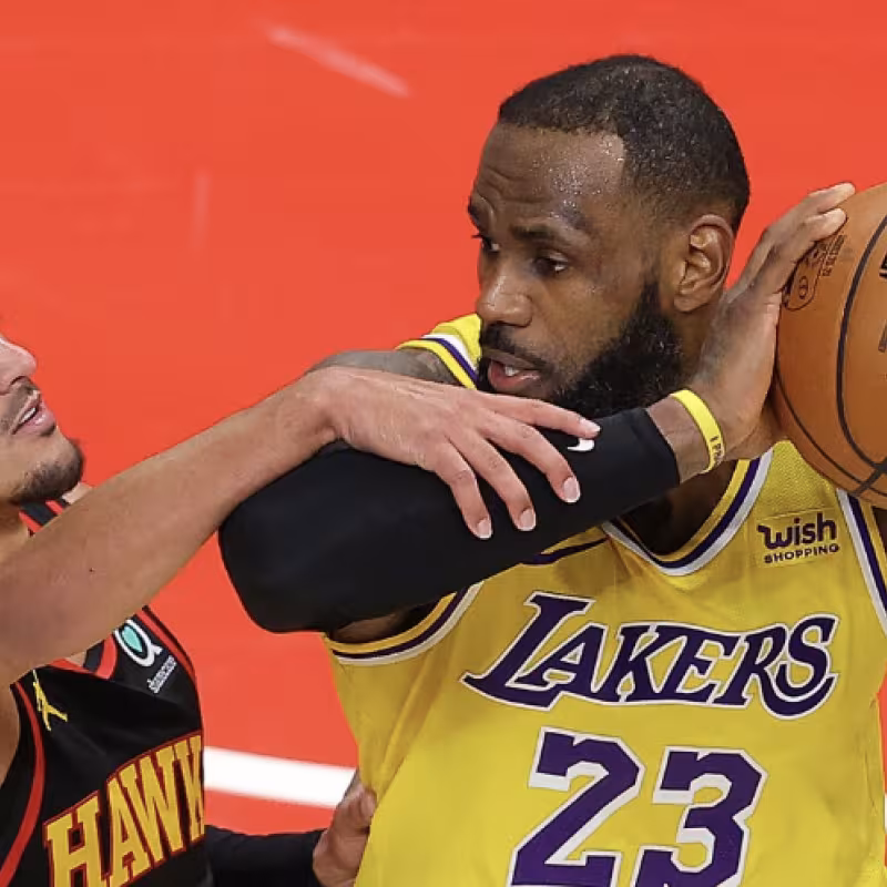 Trae Young, frente a LeBron James. 