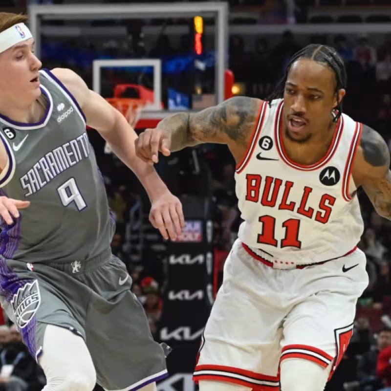 Kevin Huerter, defendiendo a DeMar DeRozan
