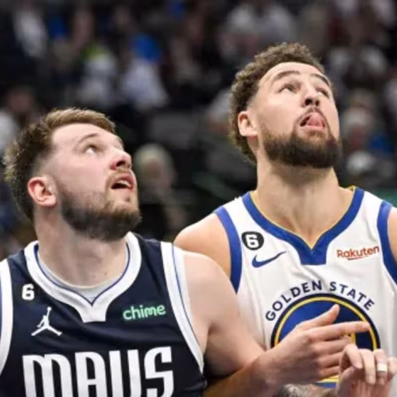 Klay Thompson y Luka Doncic, jugadores de Dallas Mavericks.