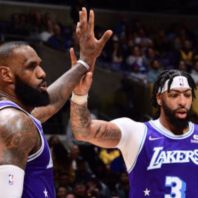 Anthony Davis y LeBron James, estrellas de Los Angeles Lakers. 
