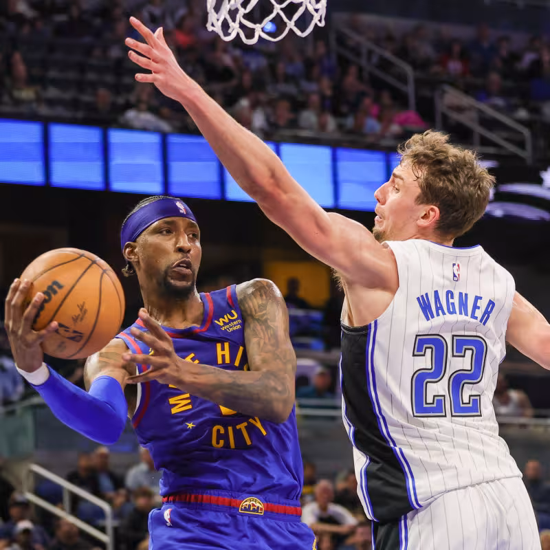 Franz Wagner, defendiendo a Kentavious Caldwell-Pope