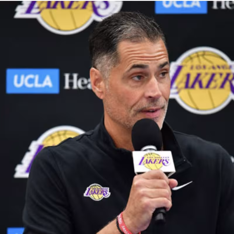 Rob Pelinka, GM de Los Angeles Lakers. 