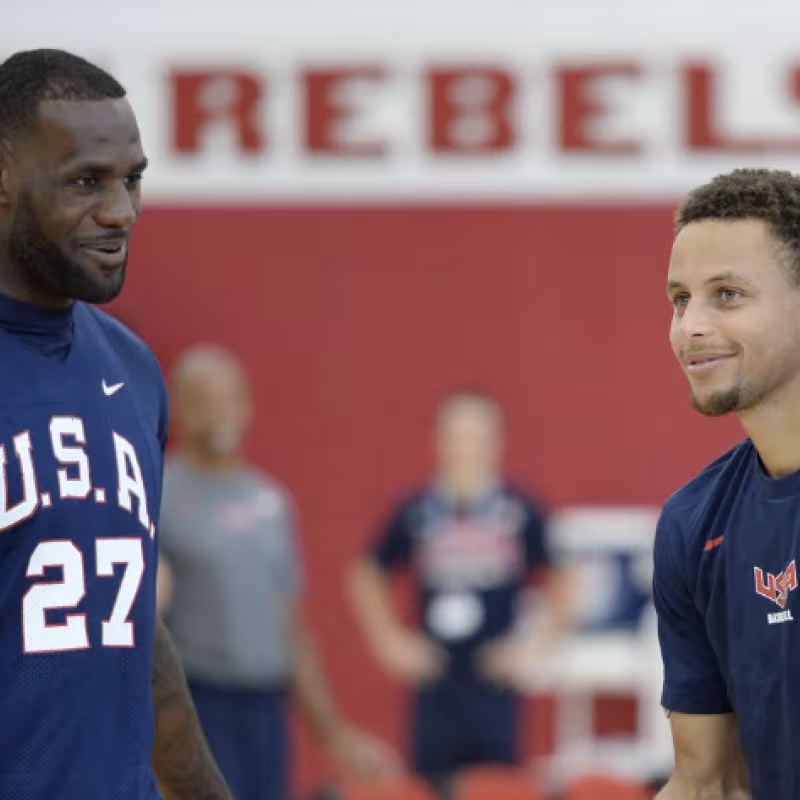 Stephen Curry, junto a LeBron James, en el Team USA.