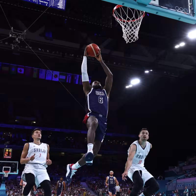 LeBron James machacando el aro en el Estados Unidos - Serbia de los Juegos Olímpicos de París 2024