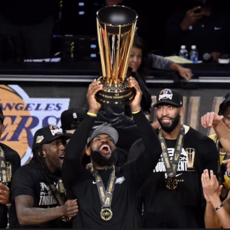 LeBron James, celebrando el triunfo de Los Angeles Lakers en la NBA Cup.