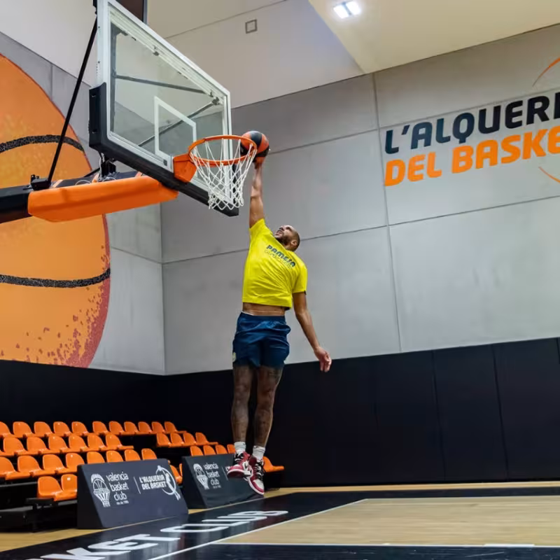 Étienne Capoue entrenando con el Valencia Basket