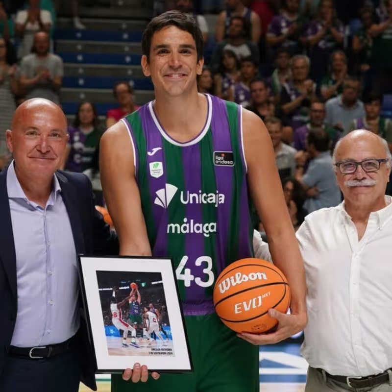Carlos Suárez recibiendo un obsequio por su trayectoria en el Unicaja de Málaga