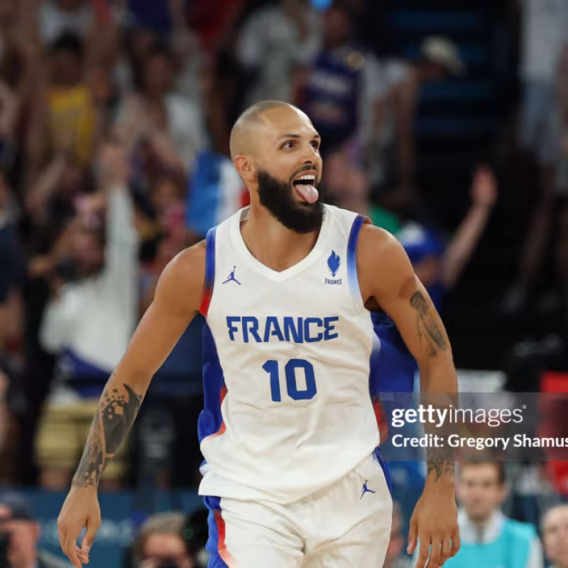 Evan Fournier signs with Olympiacos.