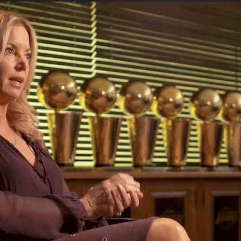 Jeanie Buss, propietaria de Los Angeles Lakers, adula a LeBron James.