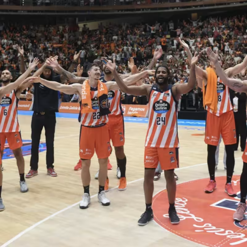 Leyma Coruña celebra la victoria en su debut en Liga Endesa