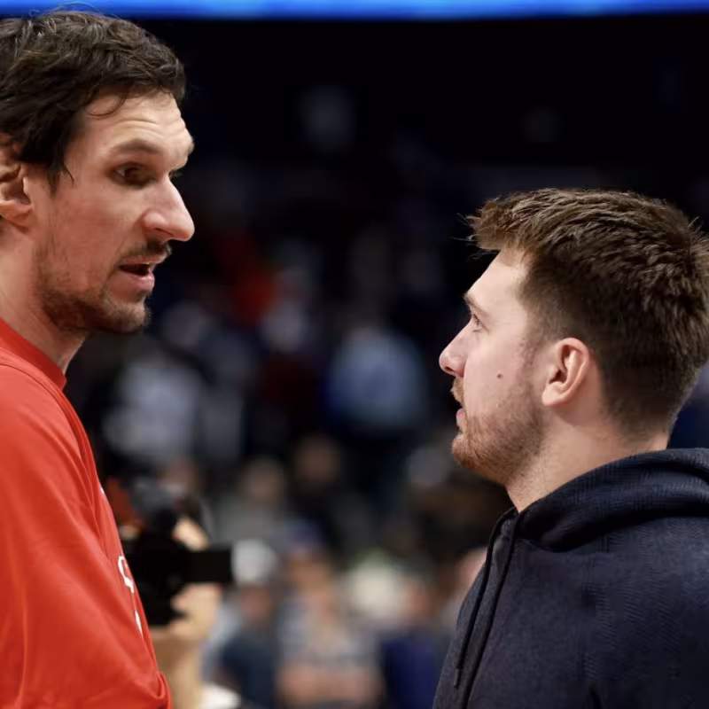 Boban Marjanovic, junto a Luka Doncic.