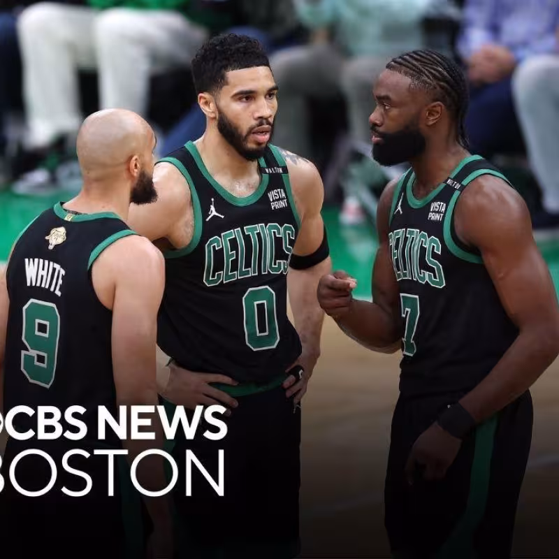 Derrick White, Jayson Tatum y Jaylen Brown