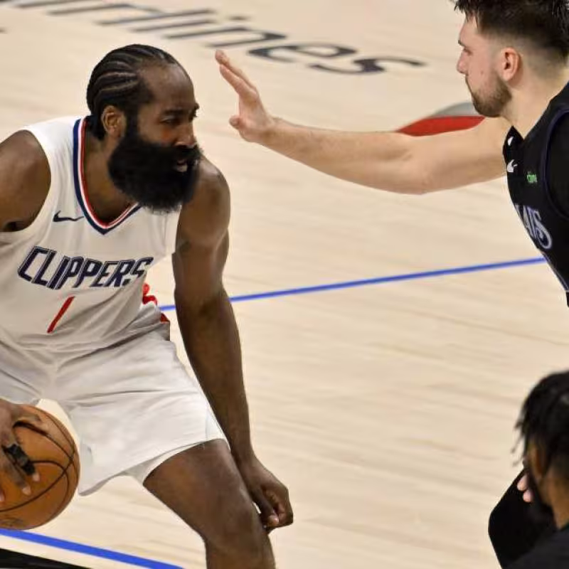 James Harden, defendido por Luka Doncic