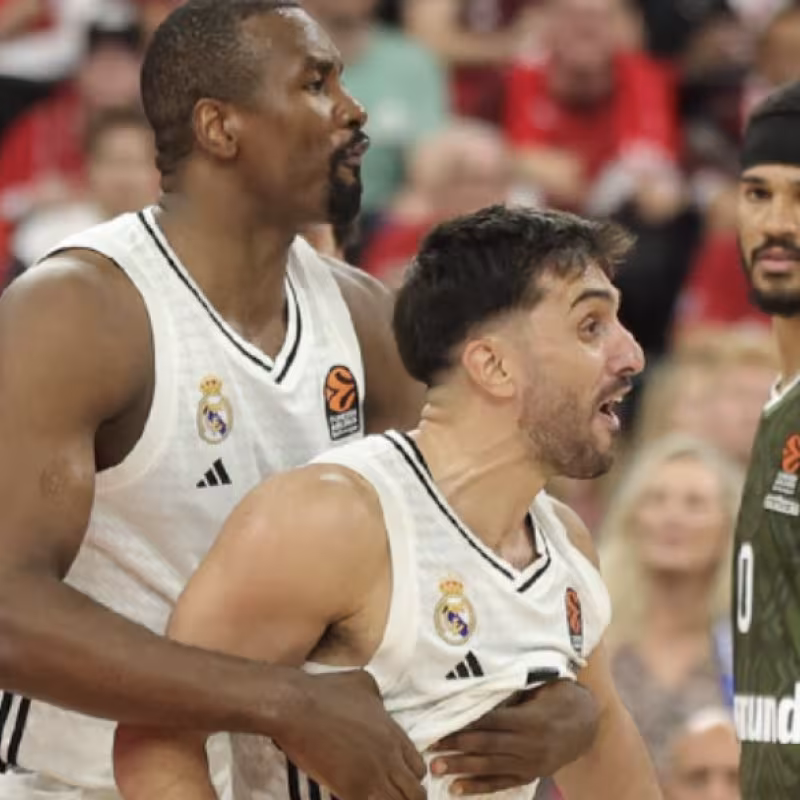 Campazzo protestando una posible falta en su tiro para empatar el partido