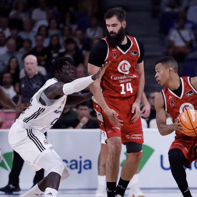 Zaragoza attacking with Bojan Dubljevic.