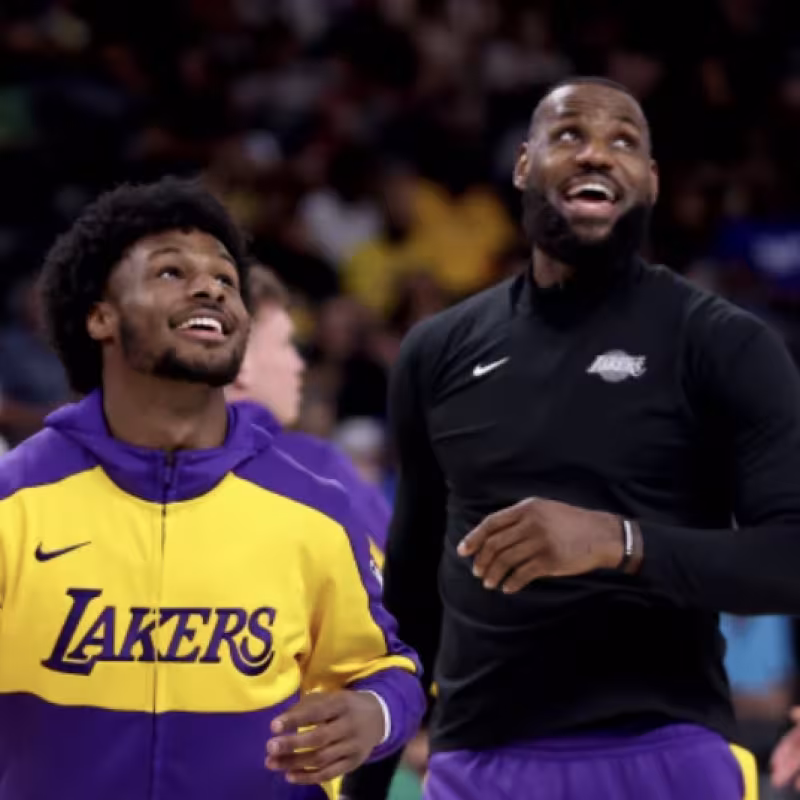 Bronny James, junto a su padre LeBron James, en Los Angeles Lakers.
