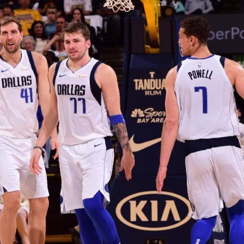 Dirk Nowitzki, Luka Doncic y Dwight Powell