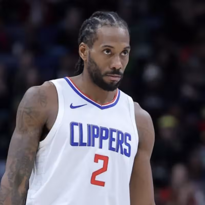 Kawhi Leonard fell injured once again.
