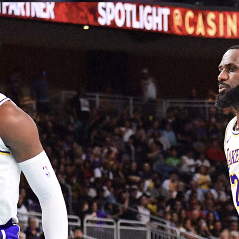 LeBron James y Bronny James, jugadores de Los Angeles Lakers. 