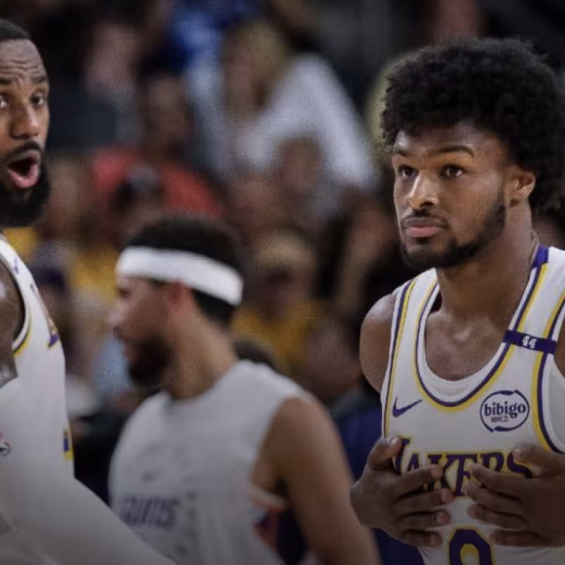 LeBron James y Bronny James, compañeros en Los Angeles Lakers. 
