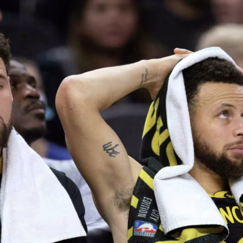 Klay Thompson, junto a Stephen Curry, en un duelo de los Warriors. 