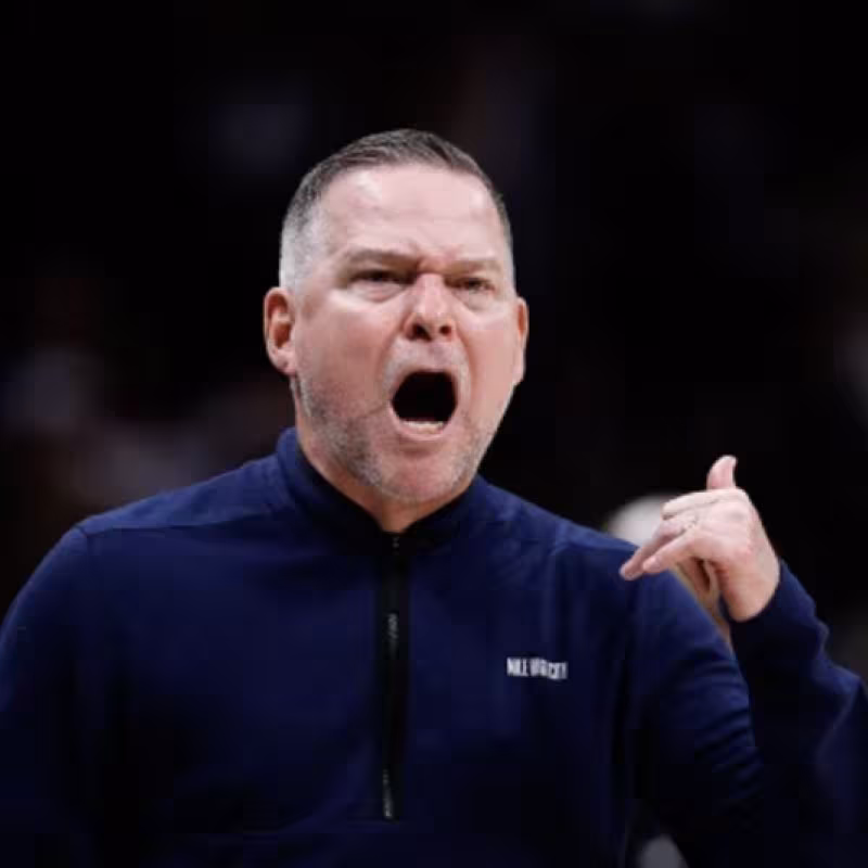 Michael Malone, entrenador de Denver Nuggets, muy enfadado.