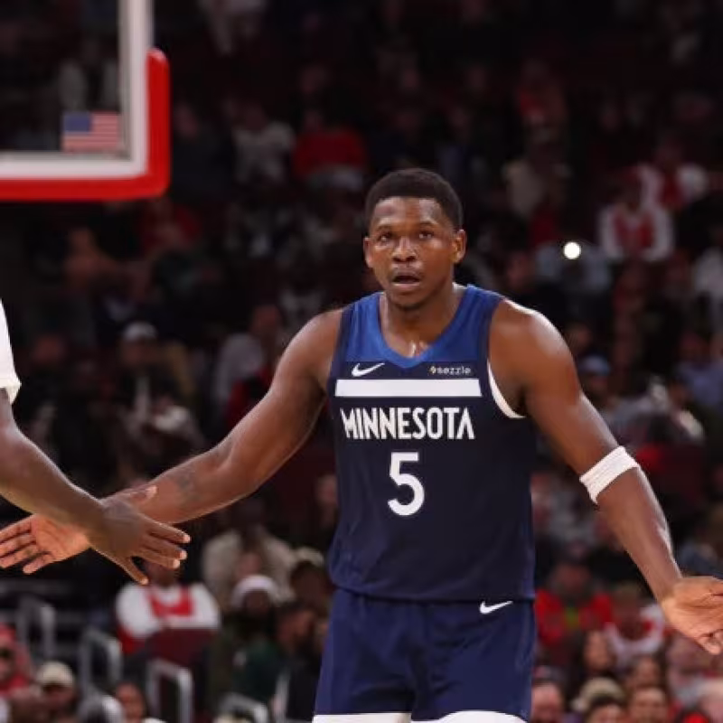 Julius Randle y Anthony Edwards, estrellas de Minnesota Timberwolves.