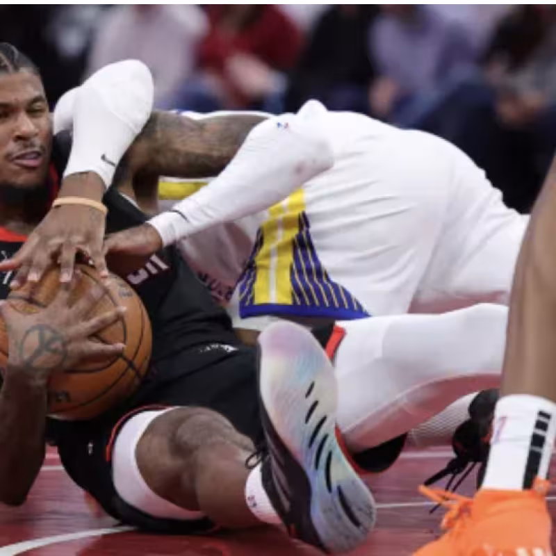 Jonathan Kuminga cometió falta sobre Jalen Green.