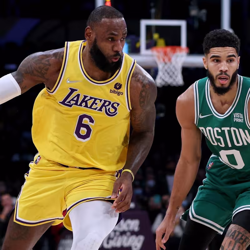 LeBron James, defendido por Jayson Tatum