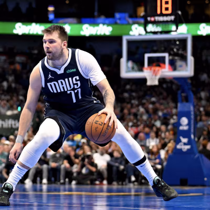 Luka Doncic cayó lesionado ante los Wolves. 