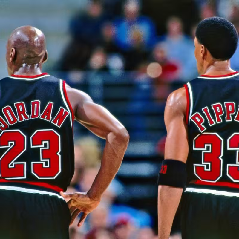 Michael Jordan con su escudero Scottie Pippen